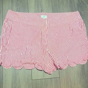 Crown & Ivy Petite Scalloped Seersucker Shorts